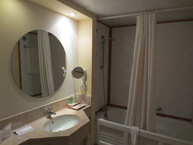 Fra moderne minimalistisk til vintage romantisk - VidaXL's badeværelsesspejle til enhver stil
